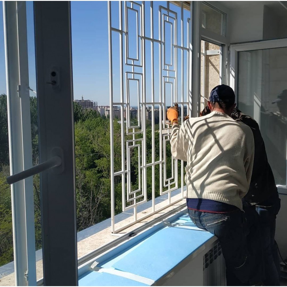 Встановлення ґрат на вікна у квартиру останнього поверху