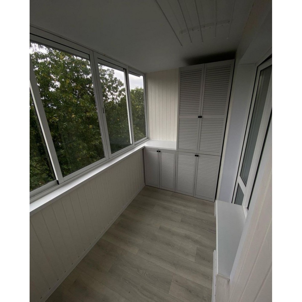 Г-образный балкон с раздвижными окнами и шкафом