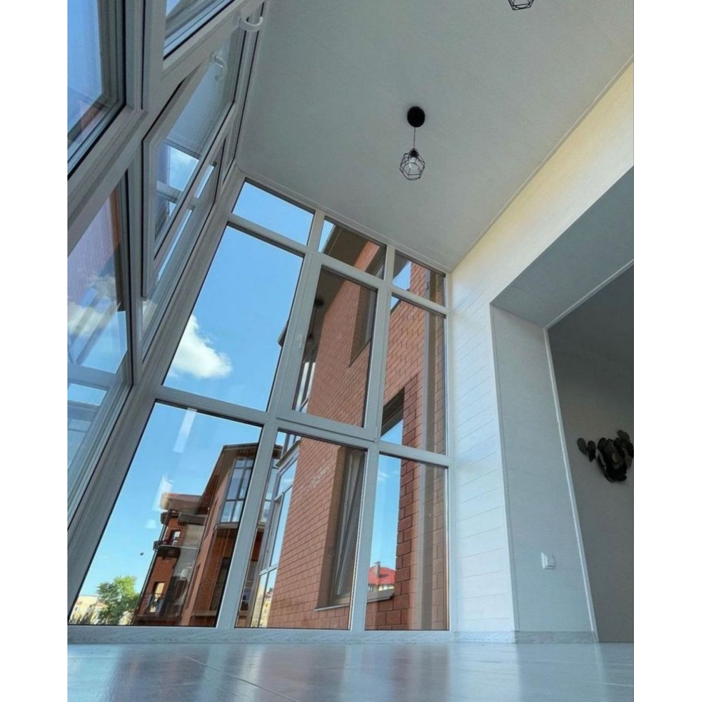 Панорамне скління балкона в цегляному будинку