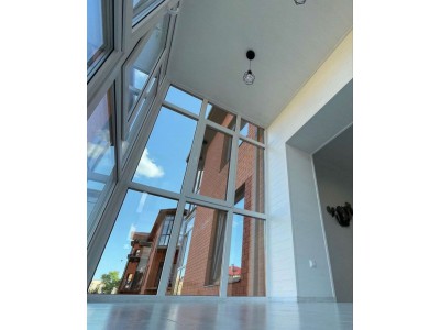 Панорамное остекление балкона в кирпичном доме