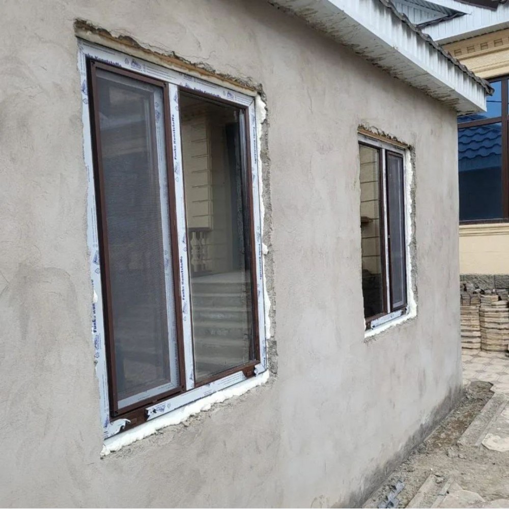 Нові коричневі металопластикові вікна до будинку