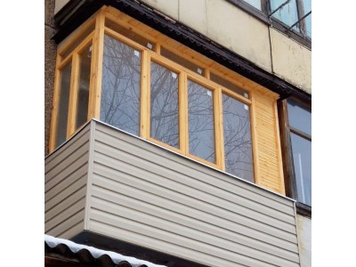 Дерев'яний балкон. Обшивка дерев'яною вагонкою. Рама та вікна дерев'яні.