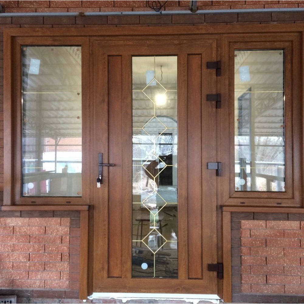 Коричневые металлопластиковые входные двери Rehau с двумя окнами
