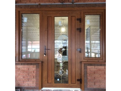 Коричневые металлопластиковые входные двери Rehau с двумя окнами