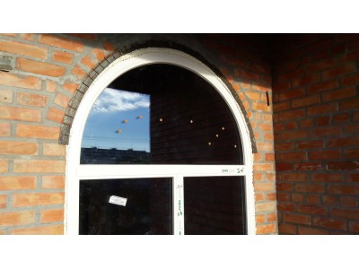 Арочні вікна для заміського будинку (нестандартні вікна)