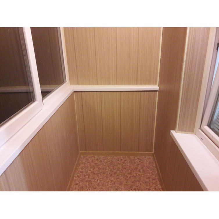Внутрішнє оздоблення балкона коричневого кольору