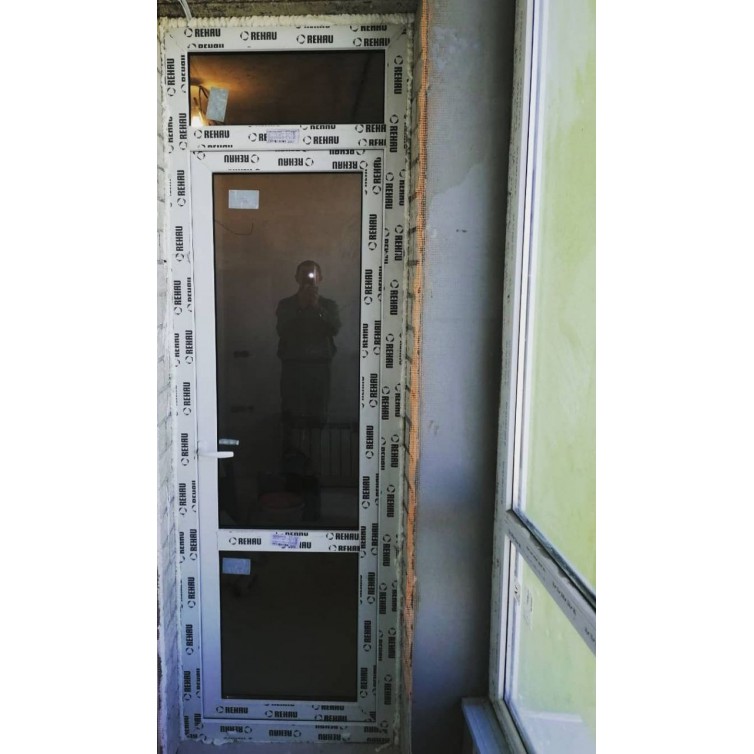 Балконная дверь REHAU 60 с москитной сеткой