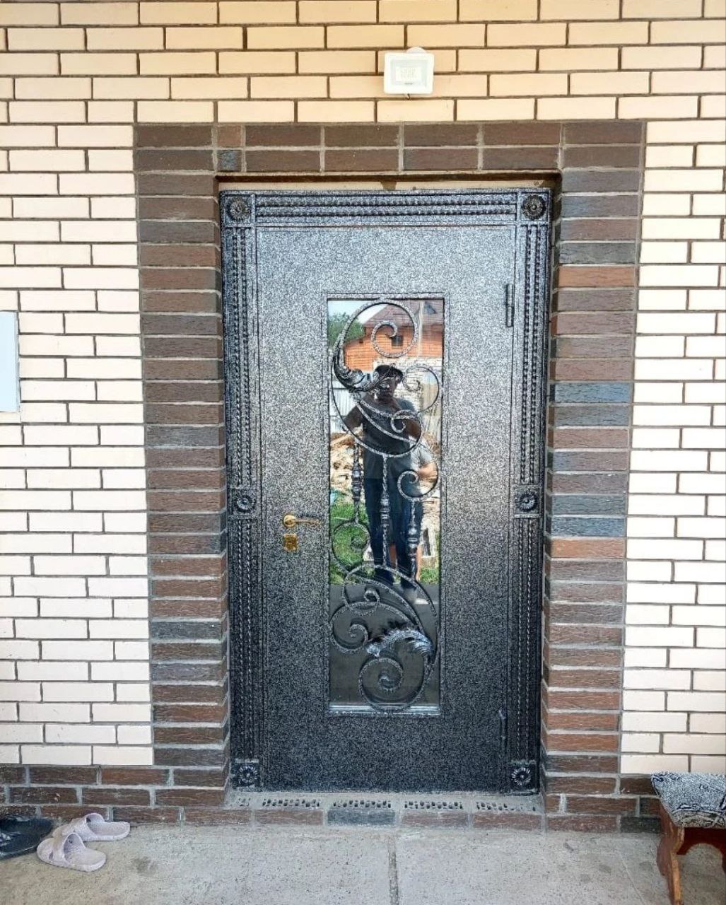 Входные двери в дом со стеклом